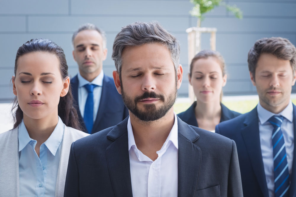 Grupo-de-ejecutivos-con-los-ojos-cerrados-siguiendo-a-su-lider