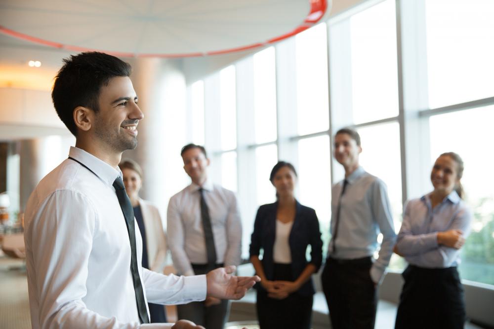 Grupo de companeros de trabajo despues de tomar coaching en habilidades blandas