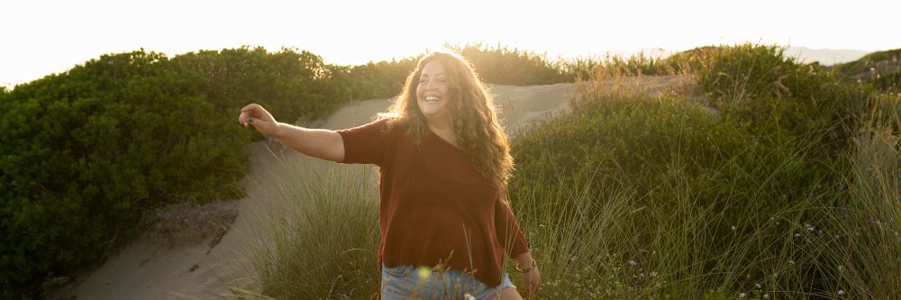 Mujer feliz en la naturaleza