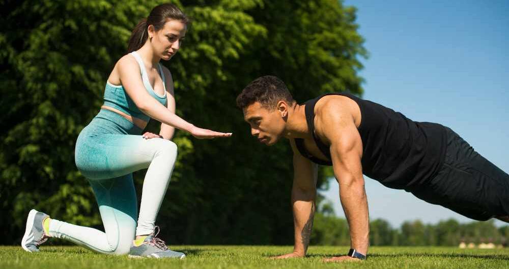 Hombre y mujer entrenando juntos