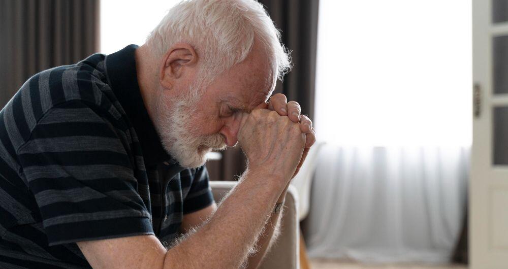 Señor de la tercera edad con depresión