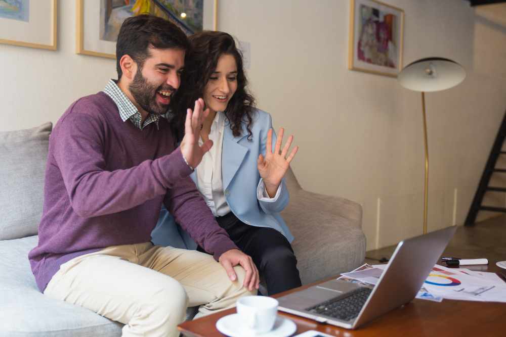 Pareja recibiendo terapia de pareja online