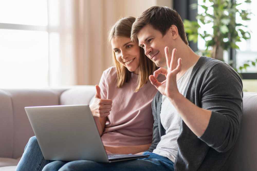 Pareja de esposos jovenes recibiendo terapia virtual