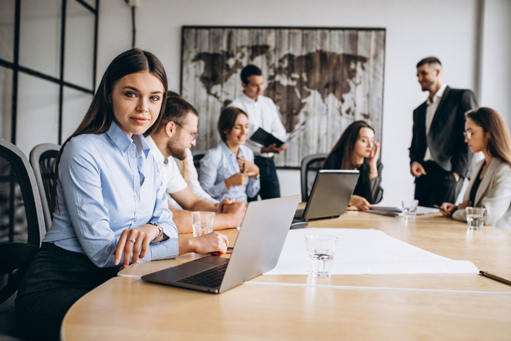 Grupo-de-ejecutivos-trabajando-en-oficina-recibiendo-Coaching-Empresarial