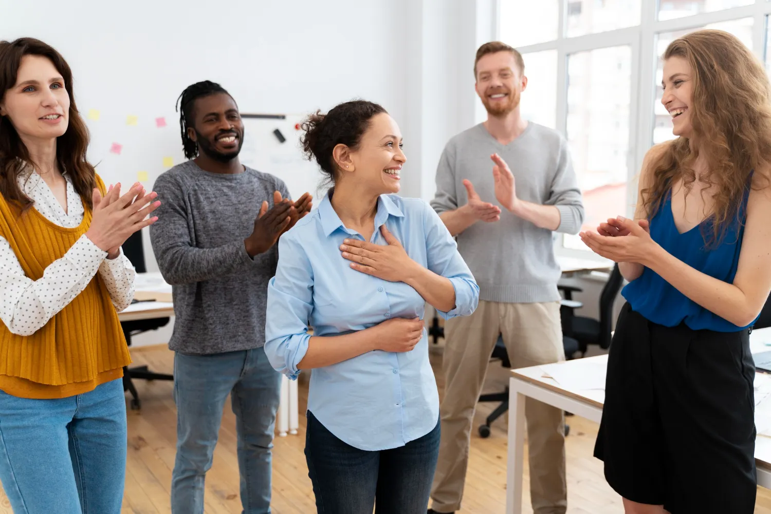 Mujer-aplaudida-por-sus-colegas-con-Curso-de-Oratoria-de-CoachMe